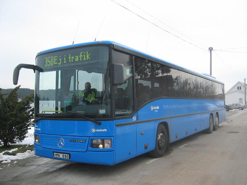 mars 2008 194.jpg - Nu är det fredag och vi testar för första gången att köra bogiebuss. Här väntar vi på att följebussen skall vända vid en trång vändzon bakom oss.